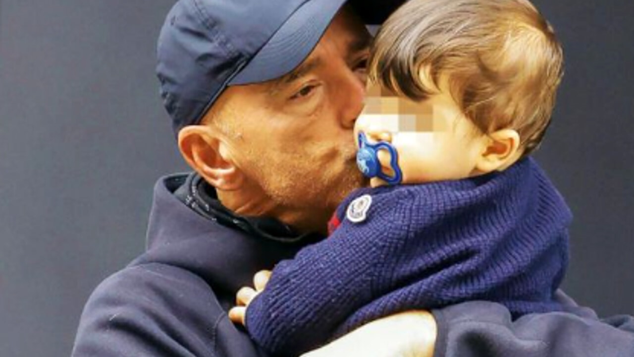 Eros Ramazzotti e la passeggia per Milano con Cesare