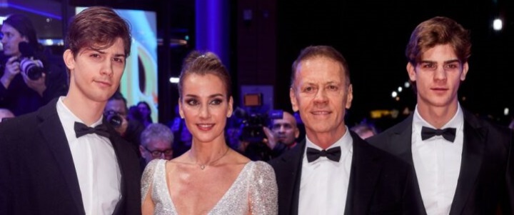 Rocco Siffredi con la moglie Rosza, i figli Lorenzo e Leonardo sul red carpet alla prima di “Supersex”, la serie Netflix sulla sua vita