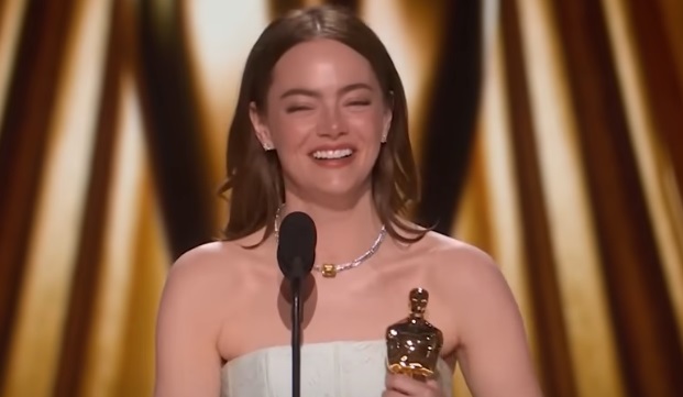 Ad Emma Stone si strappa il vestito durante la premiazione degli Oscar: “è colpa di ‘Ken’