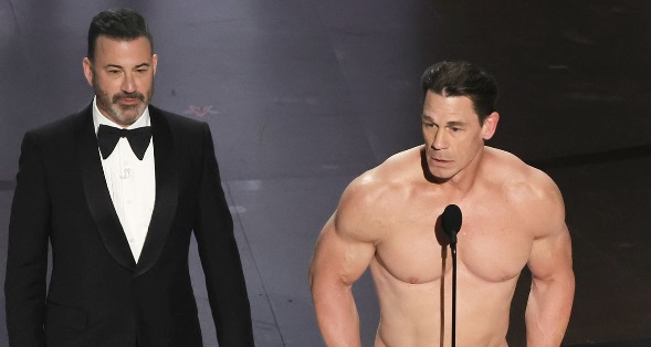 Alla notte degli Oscar, John Cena si presenta nudo sul palco per premiare i migliori costumi