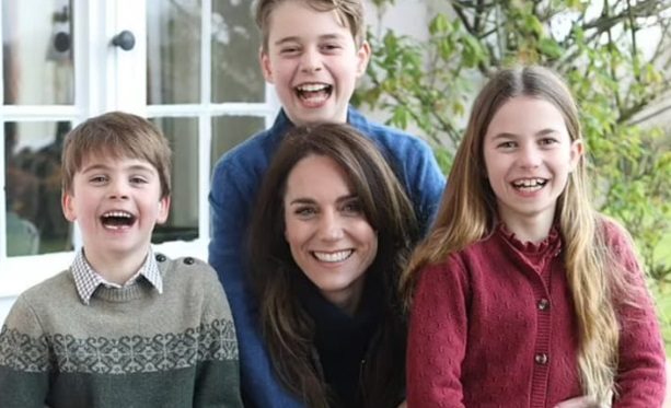 Il caso di Kate Middleton: la foto con i figli viene rimossa dagli archivi, è “modificata”.