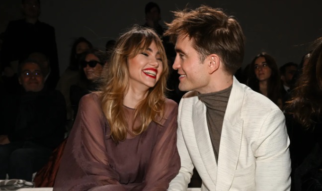 Robert Pattinson e Suki Waterhouse avvistati a Los Angeles con la figlia appena nata: Suki porta un anello al dito, matrimonio imminente?