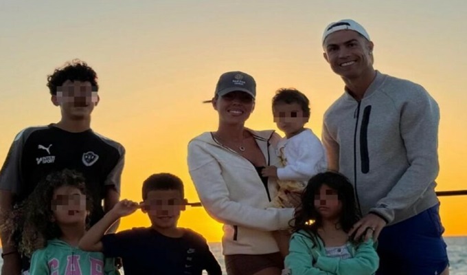 Cristiano Ronaldo in relax con la sua famiglia in Arabia Saudita