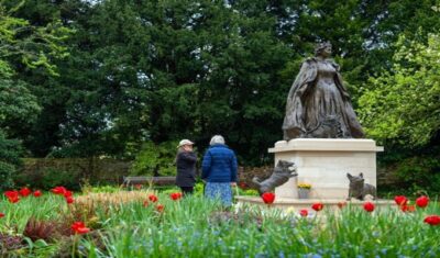 “Ecco la prima statua della Regina Elisabetta: un omaggio duraturo alla Sovrana”