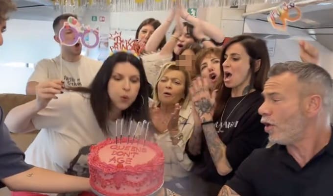 Laura Pausini festeggia 50 anni spegnendo la prima candelina su un treno ad alta velocità!