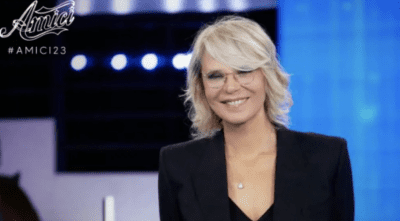 Amici 23: slitta la prossima puntata a domenica 12 Maggio, Maria de Filippi menziona Angelina Mango