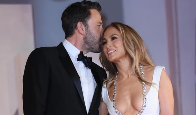 “La Presunta Crisi tra Ben Affleck e Jennifer Lopez: Lui Abbandona la Casa di Famiglia?”