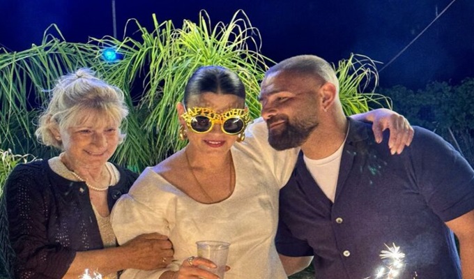 EMMA MARRONE FESTEGGIA 40 ANNI CON AMICI E FAMIGLIA E… UNA TORTA PARTICOLARE!