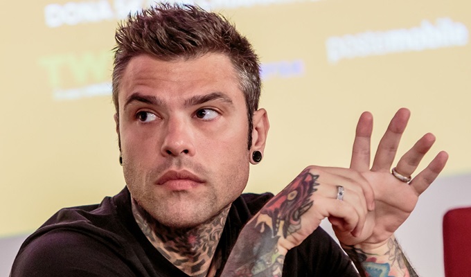 Fedez smentisce le voci sul suo stato di salute: “Ho avuto qualche problema ma non sono in fin di vita”